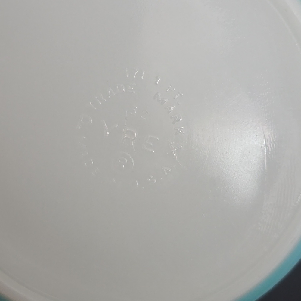 Vintage Pyrex Butterprint Amish Casserole Dish Set - Picture 4 of 8